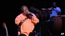 Pablo Milanés durante un concierto en el Teatro Nacional de Santo Domingo, en República Dominicana, en mayo de 2006. (AP/Ramon Espinosa, File)