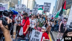 Un grupo de personas protestó en vísperas de la Convención Nacional Demócrata de Chicago en la primera manifestación permitida en North Michigan Avenue, el domingo 18 de agosto de 2024.