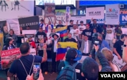 Venezolanos asistieron a la muestra de realidad virtual sobre la cárcel El Helicoide, el martes 19 de septiembre de 2023 en Nueva York.