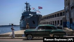 Un marinero cubano pasa junto al buque de la Armada rusa, Perekop, en la Bahía de La Habana, Cuba, el martes 11 de julio de 2023.