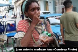 Mujer recoge latas y vasos de desecho (Foto Cortesía de Juan Antonio Madrazo Luna)