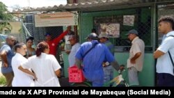 Personal de Salud del policlínico Rafael Echezarreta, en Mayabeque, Cuba, explica a los residentes cómo detectar el virus del Oropouche. 