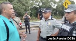 Irineo Mujica, director de Pueblos Sin Fronteras, habla con la policía local.