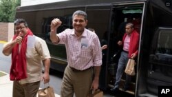 Archivo. Ex presos políticos nicaragüenses Juan Sebastián Chamorro y Pedro Vázquez celebran después de llegar desde Nicaragua al Aeropuerto Internacional Washington Dulles, en Chantilly, Virginia, el jueves 9 de febrero de 2023. (Foto AP/José Luis Magaña)