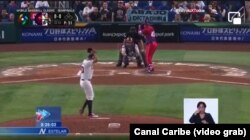 Cartel de "Abajo la dictadura" detrás del home en un pase al juego en Miami del NTV. (Captura de video/Canal Caribe)