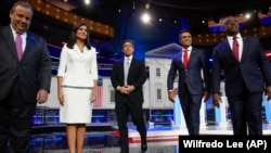 Aspirantes a la candidatura republicana a la presidencia en debate en Miami, (izq. a der.) Chris Christie, Nikki Haley, Ron DeSantis, Vivek Ramaswamy y Tim Scott. 