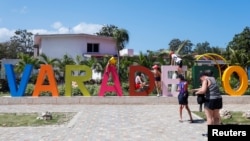 Foto de archivo. Turistas canadienses en Varadero, Cuba. REUTERS/Amanda Perobelli