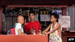 Cubanos beben cervezas en un local privado en La Habana. (Yamil LAGE / AFP)