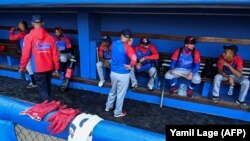 Peloteros cubanos durante una sesión de entrenamiento previa al Clasico Mundial de Béisbol, en el estadio Latinoamericano de La Habana. (Yamil Lage/AFP/Archivo)