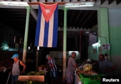 Ancianos compran vegetales en un mercado en La Habana. (REUTERS/Alexandre Meneghini)