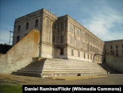 El ala principal de las celdas, vista desde el patio de recreo, de la prisión federal de Alcatraz. (Foto: Daniel Ramirez/Flickr vía Wikimedia Commons)