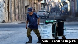 Un anciano camina en las calles de La Habana en mayo de 2023. AFP/ Yamil Lage.