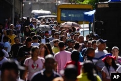 Los votantes hacen fila durante las elecciones presidenciales en un centro de votación en el barrio de Petare, Caracas, Venezuela, el domingo 28 de julio de 2024. (AP Foto/Matías Delacroix)