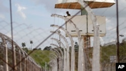 Un guardia observa desde una torre de vigilancia en la prisión Combinado del Este en La Habana. (AP/Franklin Reyes/Archivo)