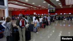 FOTO ARCHIVO. Viajeros en el Aeropuerto Internacional “José Martí” en La Habana. (REUTERS/Stringer)