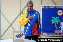 El presidente Nicolás Maduro después de emitir su voto durante las elecciones presidenciales en Caracas, Venezuela. (AP Foto/Fernando Vergara)