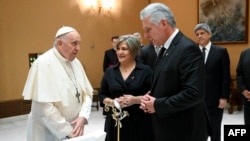 Díaz-Canel, acompañado de su esposa Lis Cuesta, durante el intercambio de regalos con el Papa Francisco. (VATICAN MEDIA/AFP)