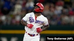 Adolis García celebra su homerun contra los Bravos de Atlanta, el 16 de mayo. (AP Photo/Tony Gutierrez)