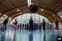 Jugadoras de hockey juegan baloncesto con otros deportistas cubanos que abandonaron la delegación de la isla en los Panamericanos de Santiago de Chile. (AP Foto/Esteban Felix)