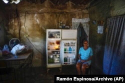 Una abuela junto a su refrigerador en Mariel, Cuba.