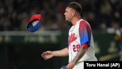 El pitcher Yariel Rodríguez en el juego contra Australia, en los cuartos de final del Clásico Mundial de Báisbol, en Tokío, Japón. (AP/Toru Hanai)