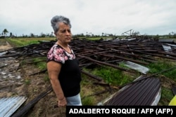 Maritza Carpio recorre una casa de tabaco derribada tras el paso de Ian en San Juan y Martínez.