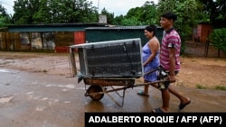 FOTO ARCHIVO. Cubanos transportan un refrigerador en Batabanó, Mayabeque. Arreglar un equipo como este puede costar hasta 50 mil pesos cubanos.