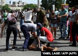 Un manifestante detenido en La Habana el 11 de julio, en las protestas contra el gobernante Miguel Díaz-Canel.