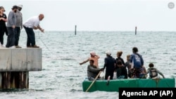 Balseros cubanos llegan a las costas de Estados Unidos por Stock Island, cerca de Key West, el 12 de agosto de 2022.