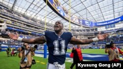 Micah Parsons, de los Dallas Cowboys, en un juego contra Los Angeles Rams. (AP/Kyusung Gong)