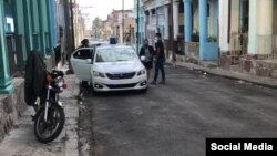 Una patrulla de la policía frente a la vivienda de la periodista María Matienzo. (Foto: Facebook)