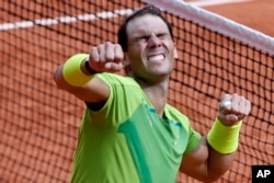 Rafael Nadal celebra tras vencer a Casper Ruud en la final del Abierto de Francia, el domingo 5 de junio de 2022, en París. (AP Foto/Jean-Francois Badias)