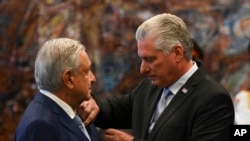 El mandatario mexicano Andrés Manuel López Obrador es condecorado por el presidente cubano Miguel Díaz-Canel con la orden José Martí en el Palacio de la Revolución en La Habana, Cuba, el domingo 8 de mayo de 2022. (Yamil Lage/Foto compartida vía AP).