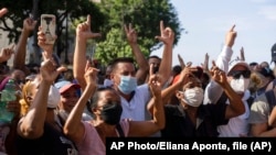 La mayoría de las manifestaciones ocurrieron de manera pacífica, como hicieron estos manifestantes en La Habana el 11 de julio.