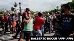 Agentes del Ministerio del Interior vestidos de civil reprimen a manifestantes en las protestas del 11 de julio de 2021 en La Habana.