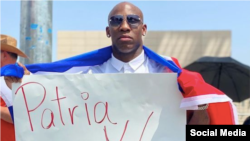 El campeón de boxeo cubano Yordenis Ugás, en una manifestación en Las Vegas, con un cartel que dice Patria y Vida. (Tomado de @yordenis.ugas).