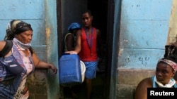 Un joven colecta agua potable en un barrio de La Habana. (Reuters/Stringer/Archivo