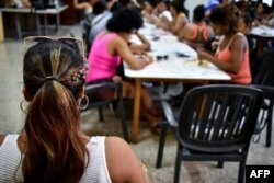 Jóvenes que ejercieron la prostitución, en una terapia en el centro SICAR, en La Habana.