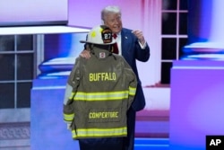 Trump rindió homenaje a Corey Comperatore, el hombre asesinado en el tiroteo del sábado. Trump tenía el equipo de extinción de incendios de Comperatore en el escenario, se acercó y besó su casco de bomberos.