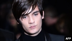 Alain Fabien Delon, hijo menor de Alain Delon, modela una creación de Gucci en Milán. (Archivo)