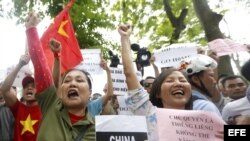 Manifestantes protestan en contra de China durante una protesta en Hanoi (Vietnam) el pasado 11 de mayo de 2014. 