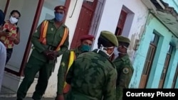 Presencia de agentes de la Policía en Baracoa. (Foto de Francisco Manzanet en Facebook).