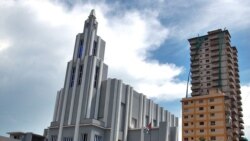 Sede de la Casa de las Américas en La Habana (i), muy cerca del malecón habanero, en el barrio de El Vedado.