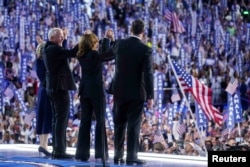 La candidata presidencial demócrata y vicepresidenta de Estados Unidos, Kamala Harris, junto a su esposo Doug Emhoff, el candidato demócrata a la vicepresidencia de Estados Unidos, el gobernador de Minnesota, Tim Walz, y su esposa.