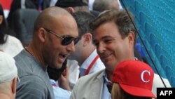 El astro de Grandes Ligas Derek Jeter (izq.) y Antonio Castro durante una juego en el estadio Latinoamericano en La Habana en 22 de marzo de 2016. 