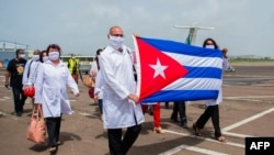 “La colaboración médica se ha convertido en los últimos años en una de las principales fuentes de ingreso de Cuba”, admite Cubadebate. En la imagen, médicos cubanos en Martinica. (Lionel CHAMOISEAU / AFP)
