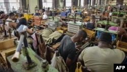 Empleados de una fábrica de tabacos en La Habana. (AFP/Adalberto Roque).