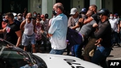 Cuatro guardias de civil detienen a uno de los manifestantes del 11 de julio de 2021 en La Habana, Cuba.