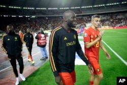 El belga Romelo Lukaku, izquierda, después de que su equipo ganara su partido de fútbol de clasificación del grupo I de la Eurocopa 2020 entre Bélgica y San Marino.