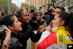 Manifestantes se enfrentan durante una protesta contra la investidura del presidente del Gobierno español en funciones, Pedro Sánchez, tras ser elegido para formar un nuevo gobierno en el Parlamento español en Madrid, España el 16 de noviembre de 2023. . (AP Photo/Andrea Comas)